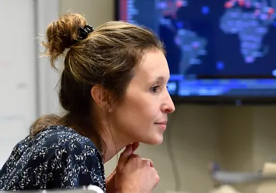 Lauren Gardner, this year&#39;s Lasker-Bloomberg Public Service Award winner, in front of the COVID-19 dashboard she helped create.